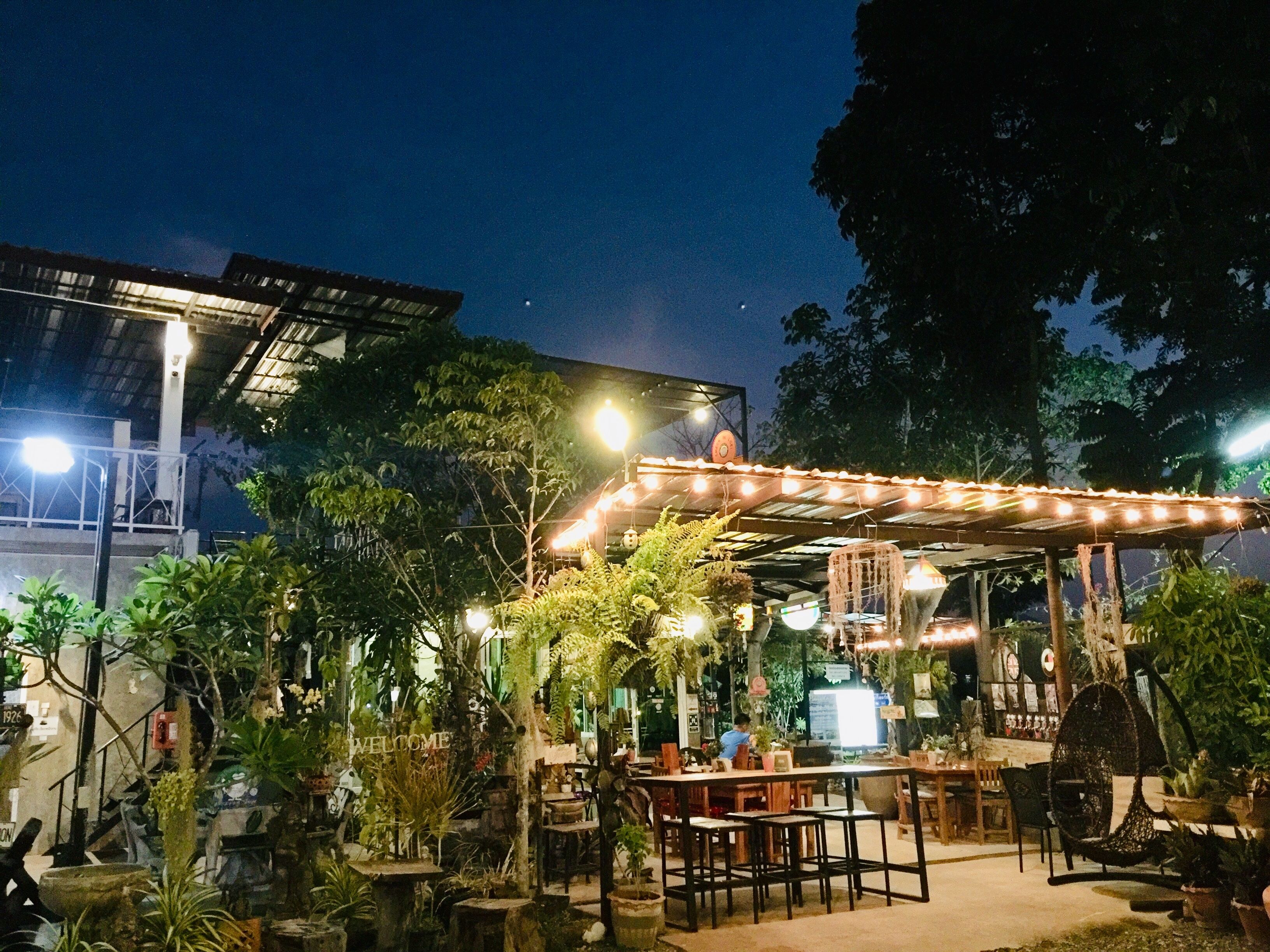 供应早餐、午餐和晚餐，泰国菜