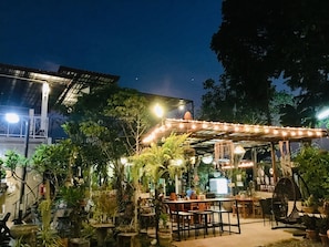 供应早餐、午餐和晚餐,泰国菜