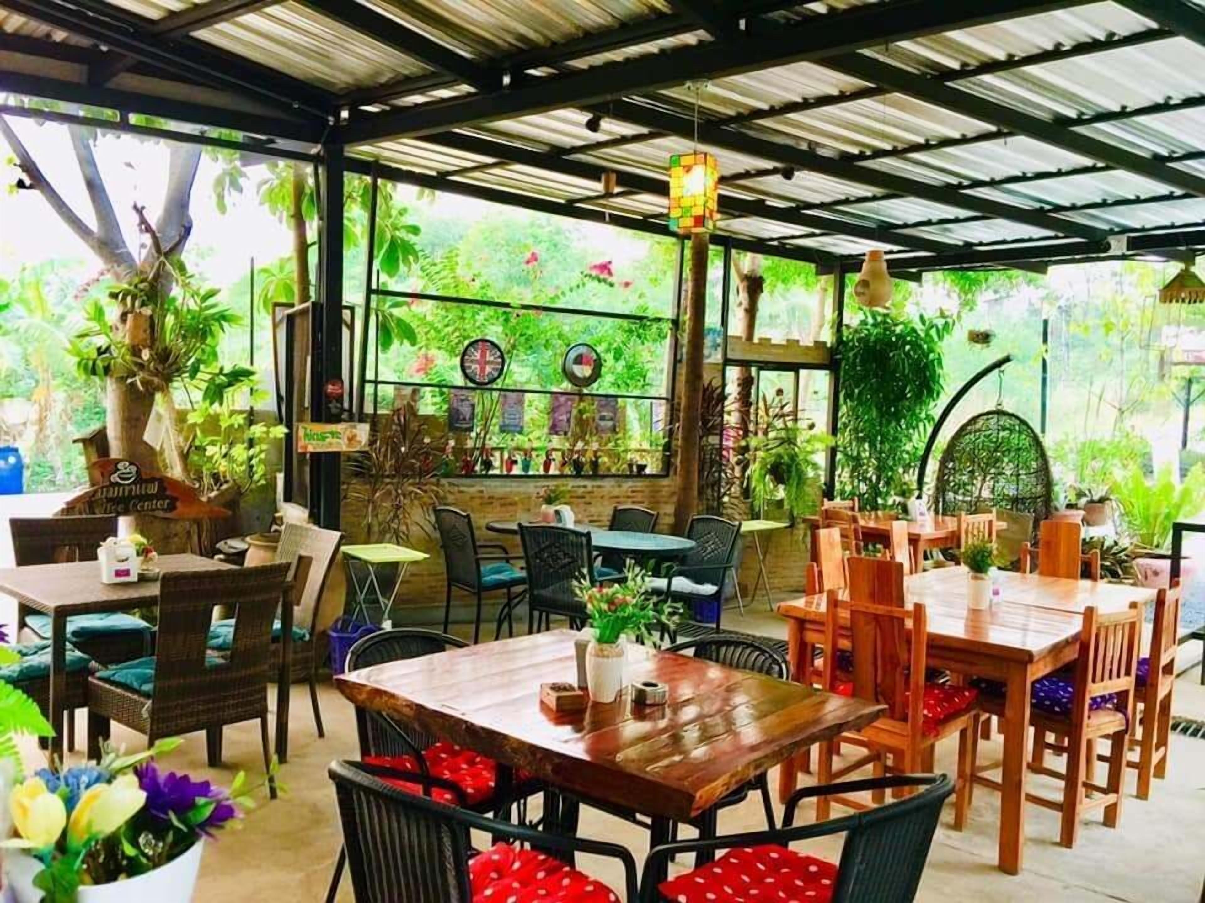 Breakfast, lunch, dinner served; Thai cuisine 