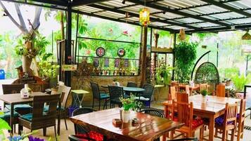 Breakfast, lunch, dinner served; Thai cuisine