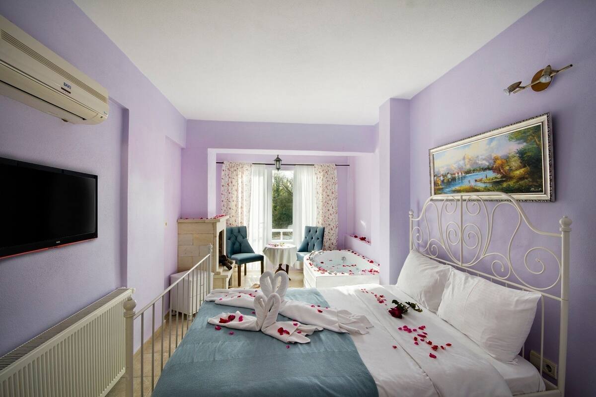 Habitació doble Deluxe, banyera d'hidromassatge | Minibar, escriptori, planxa i posts de planxar i bressols gratuïts