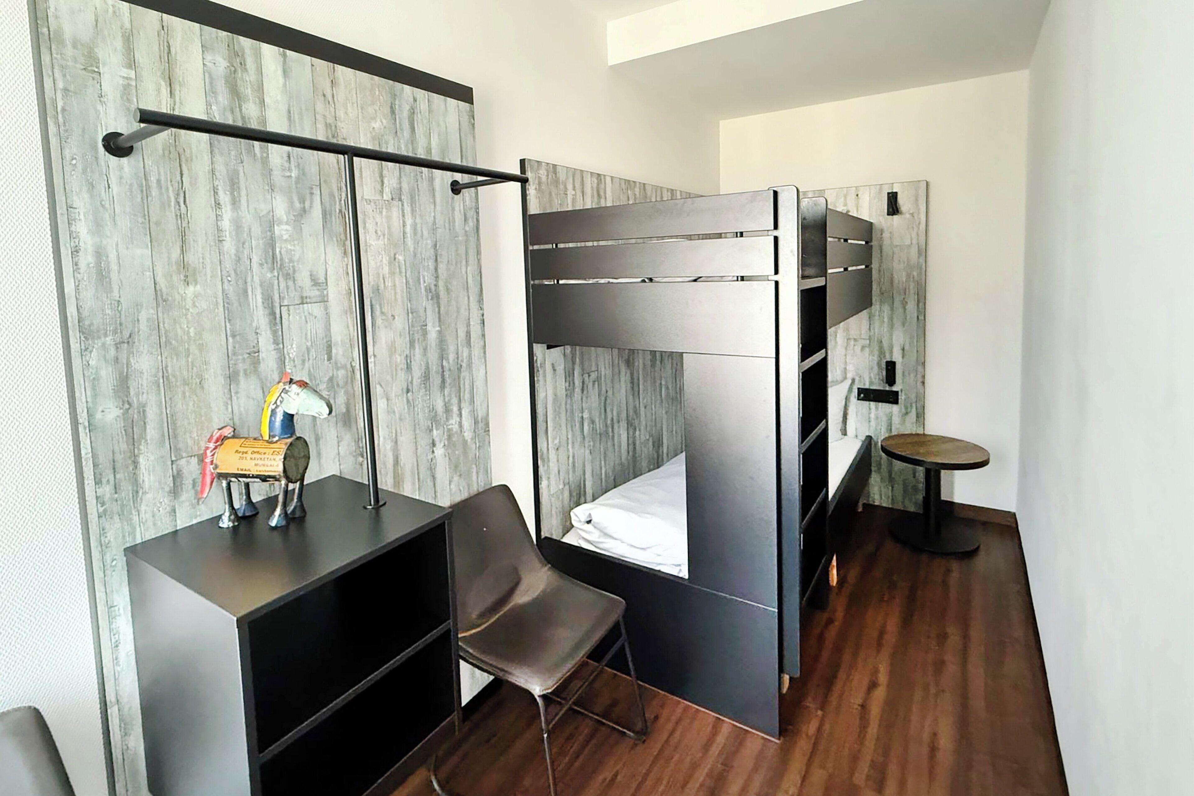 Caja de seguridad en la habitación, cortinas blackout y insonorización 