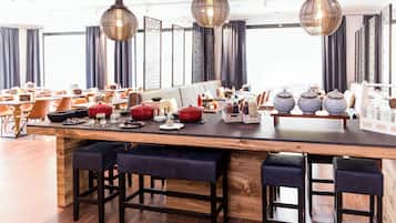 Daily to-go breakfast (EUR 19.00 per person)