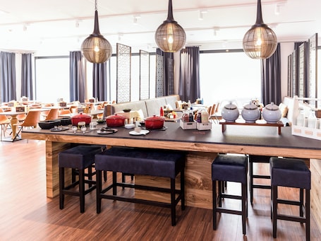 Daily to-go breakfast (EUR 19.00 per person)