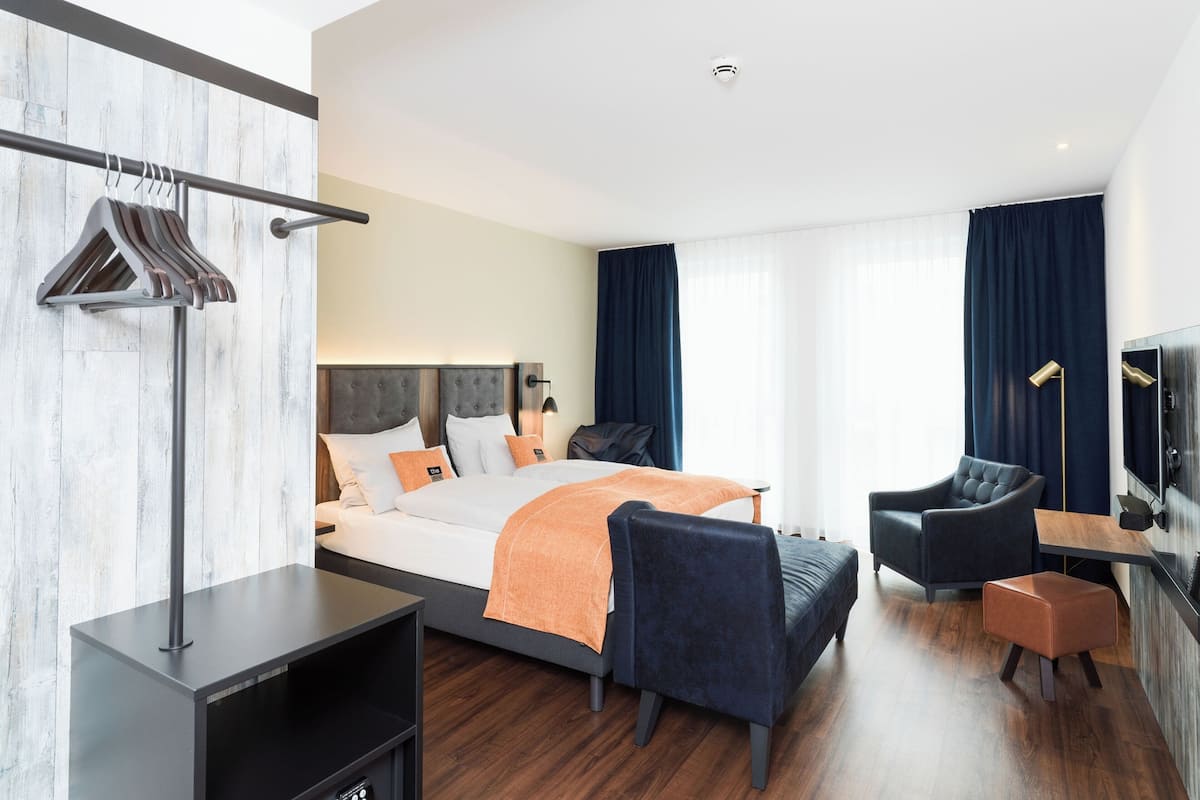 Premium-huone | Tallelokero huoneessa, pimennysverhot, äänieristys