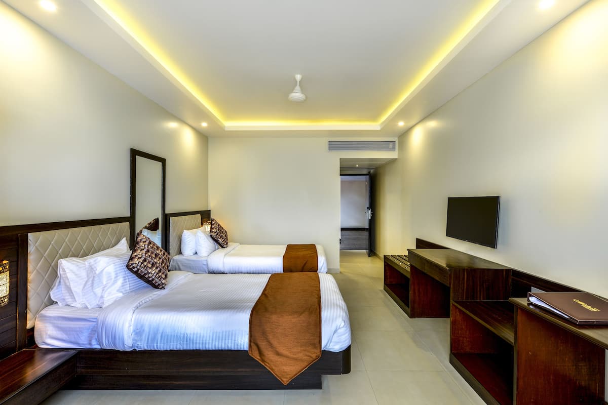 Premium Twin Room | Premium bedding, down comforters, in-room safe, laptop workspace