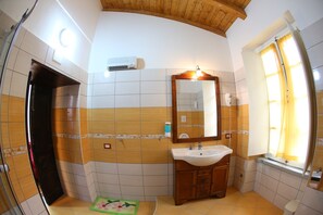 Chambre Standard avec lits jumeaux, balcon, vue sur la ville (Verde) | Salle de bain | Douche, articles de toilette (gratuits), séchoir à cheveux, peignoirs