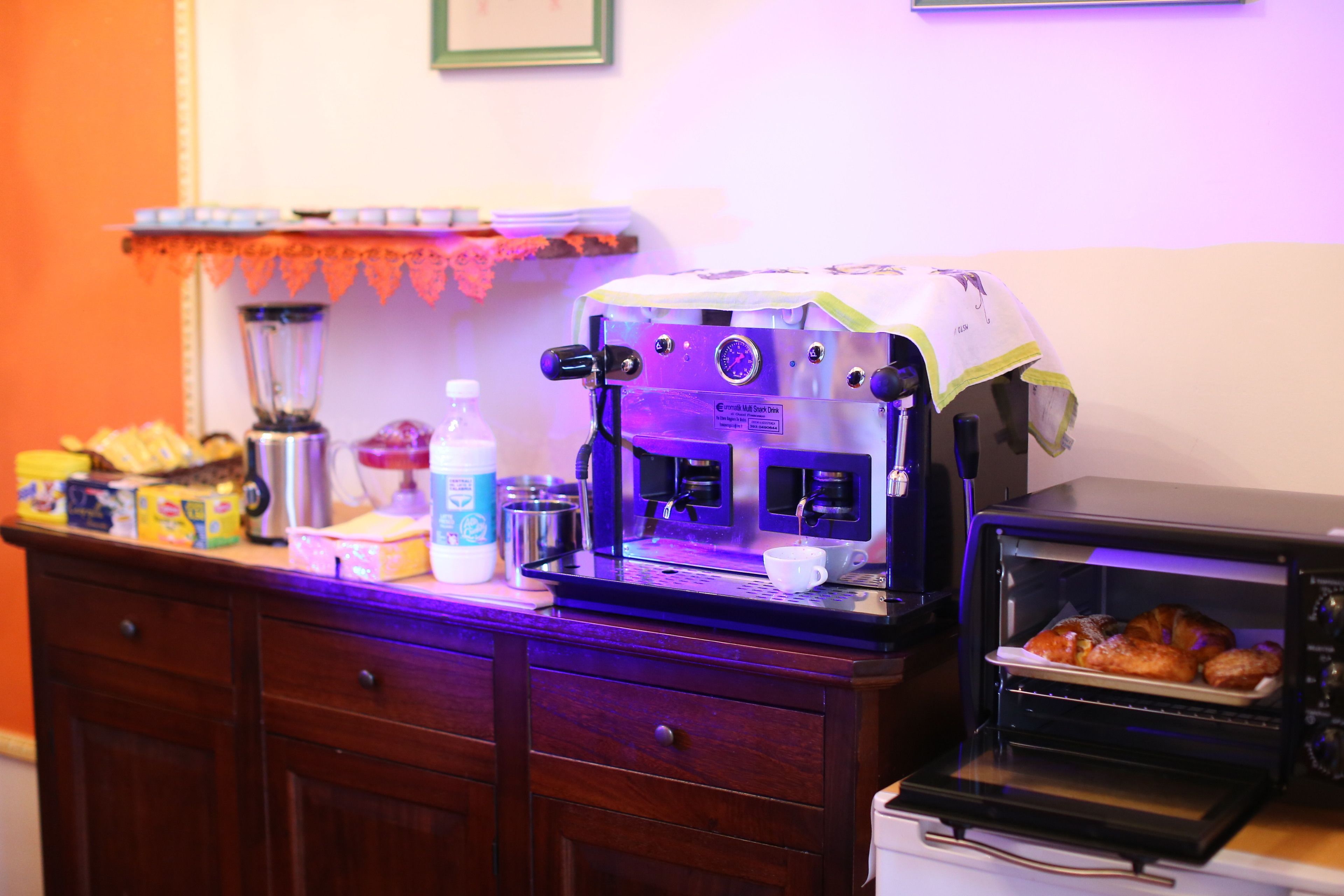 Eine Küchenarbeitsplatte mit einer Kaffeemaschine, einem Toaster und einer Wasserflasche.