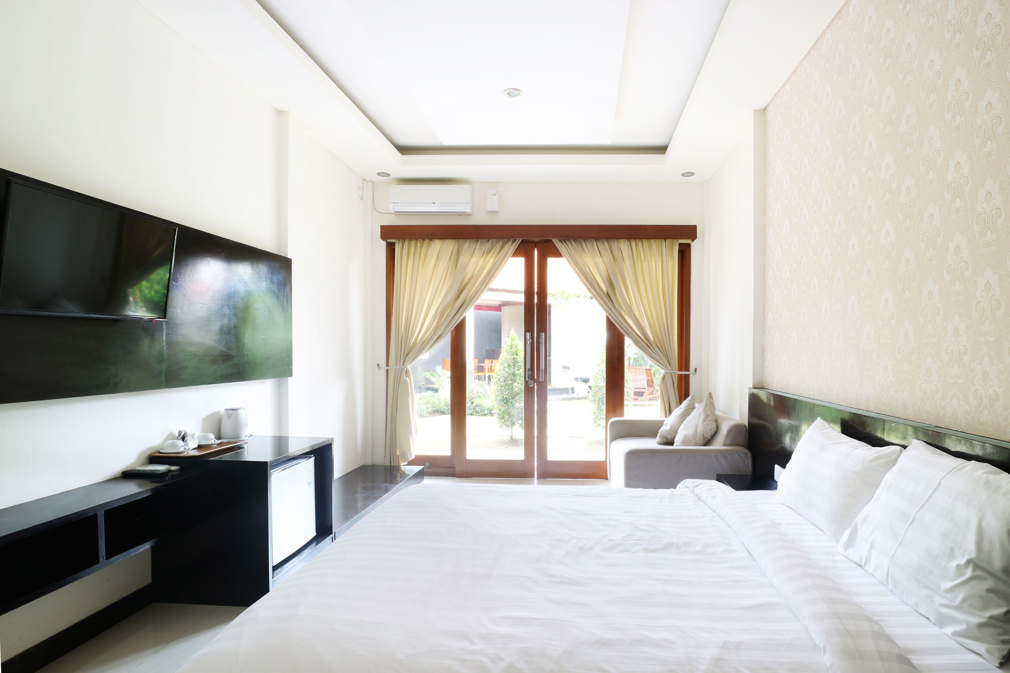 Desk, free WiFi, bed sheets