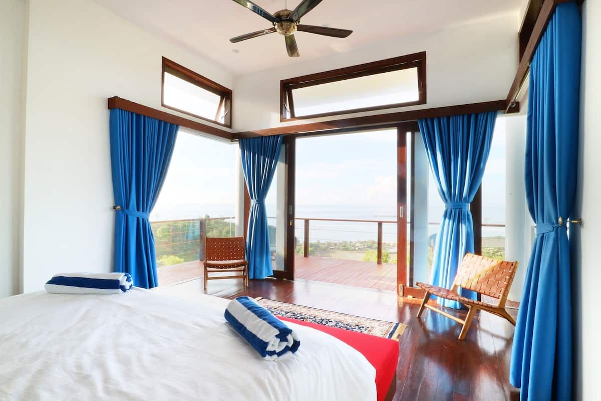 Premium bedding, in-room safe, desk, iron/ironing board