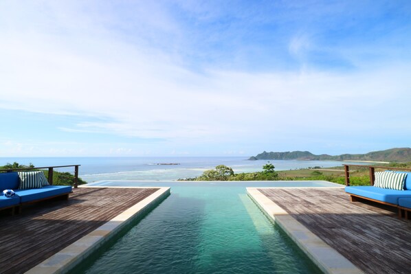 Outdoor pool, an infinity pool - Villa Nambung (Selong Belanak)