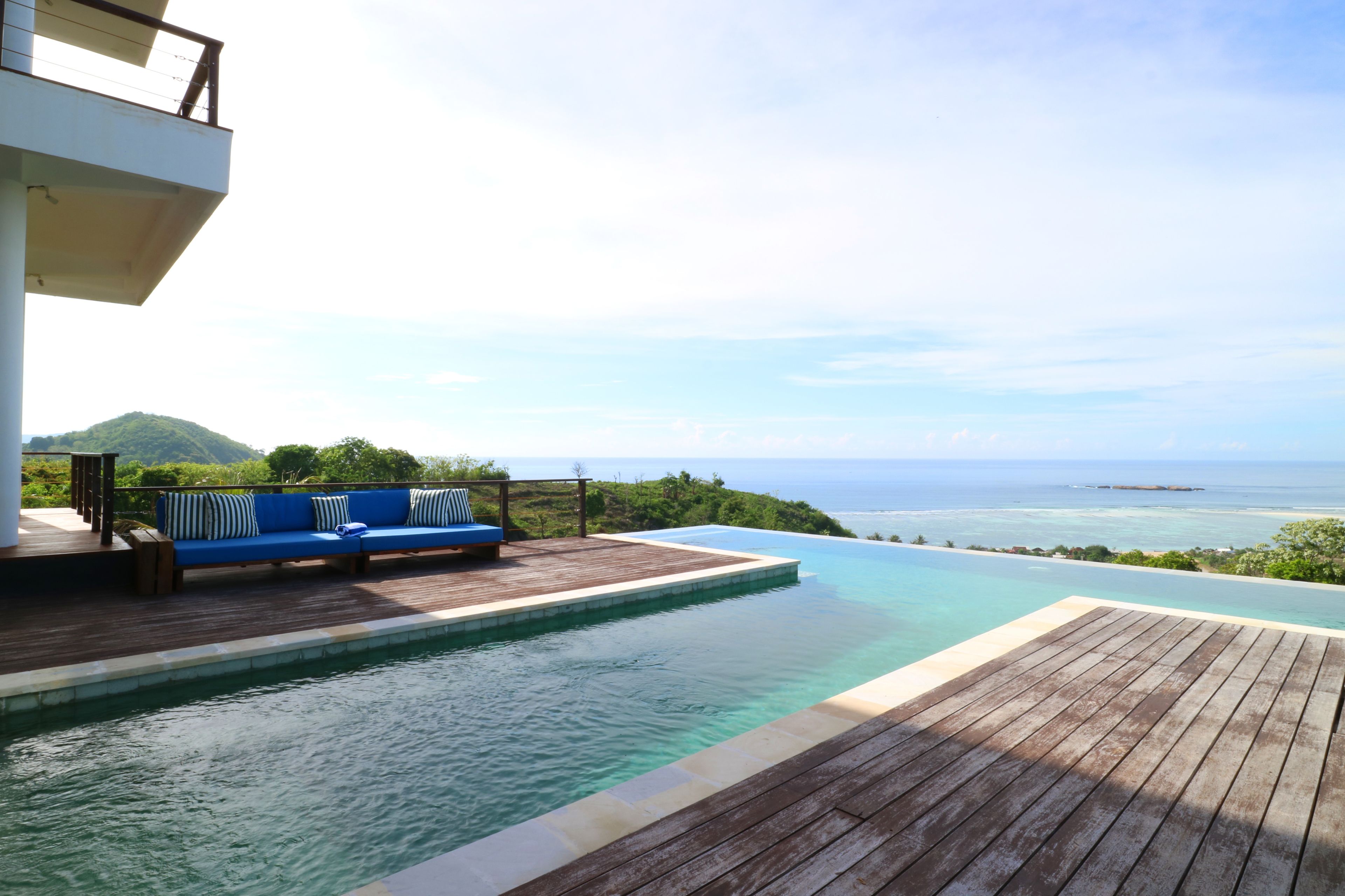 Piscine extérieure, piscine à débordement