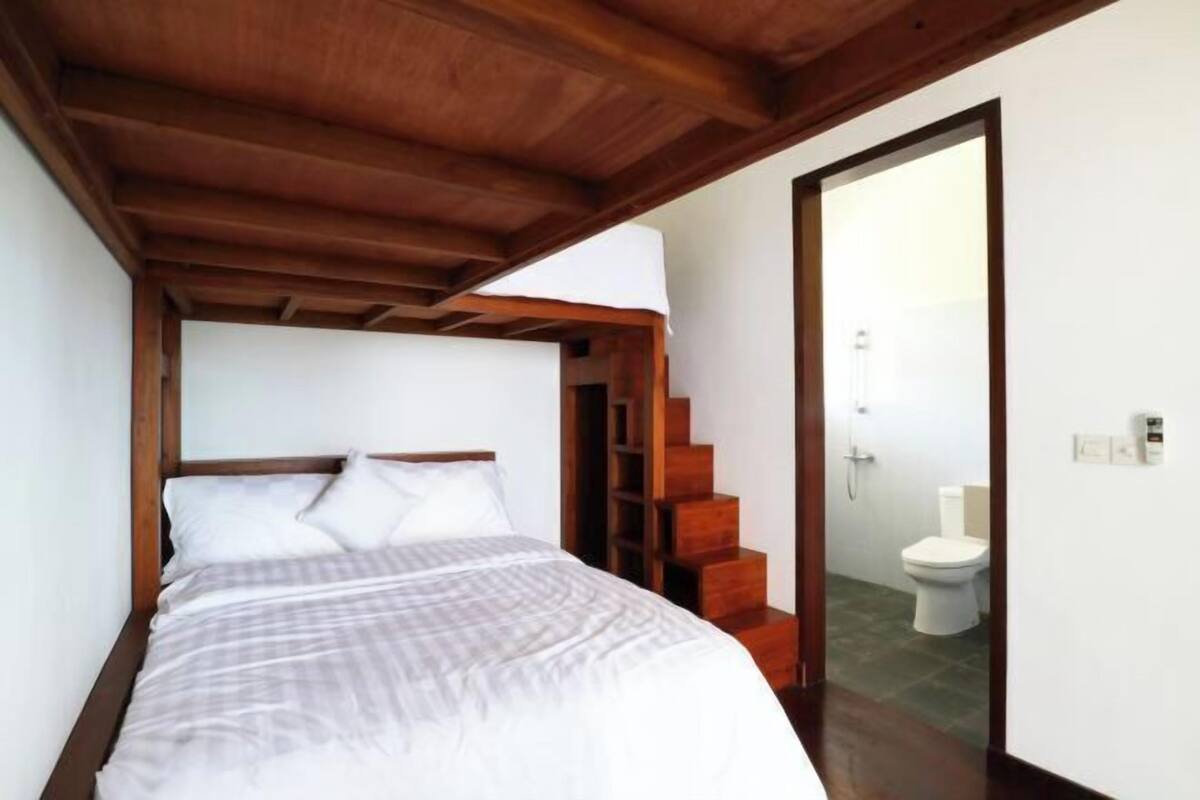 Hochwertige Bettwaren, Zimmersafe, Schreibtisch, Bügeleisen/Bügelbrett