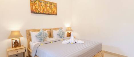 Deluxe-huone, 1 parisänky, keittiö | Tallelokero huoneessa, työpöytä, ilmainen Wi-Fi, vuodevaatteet