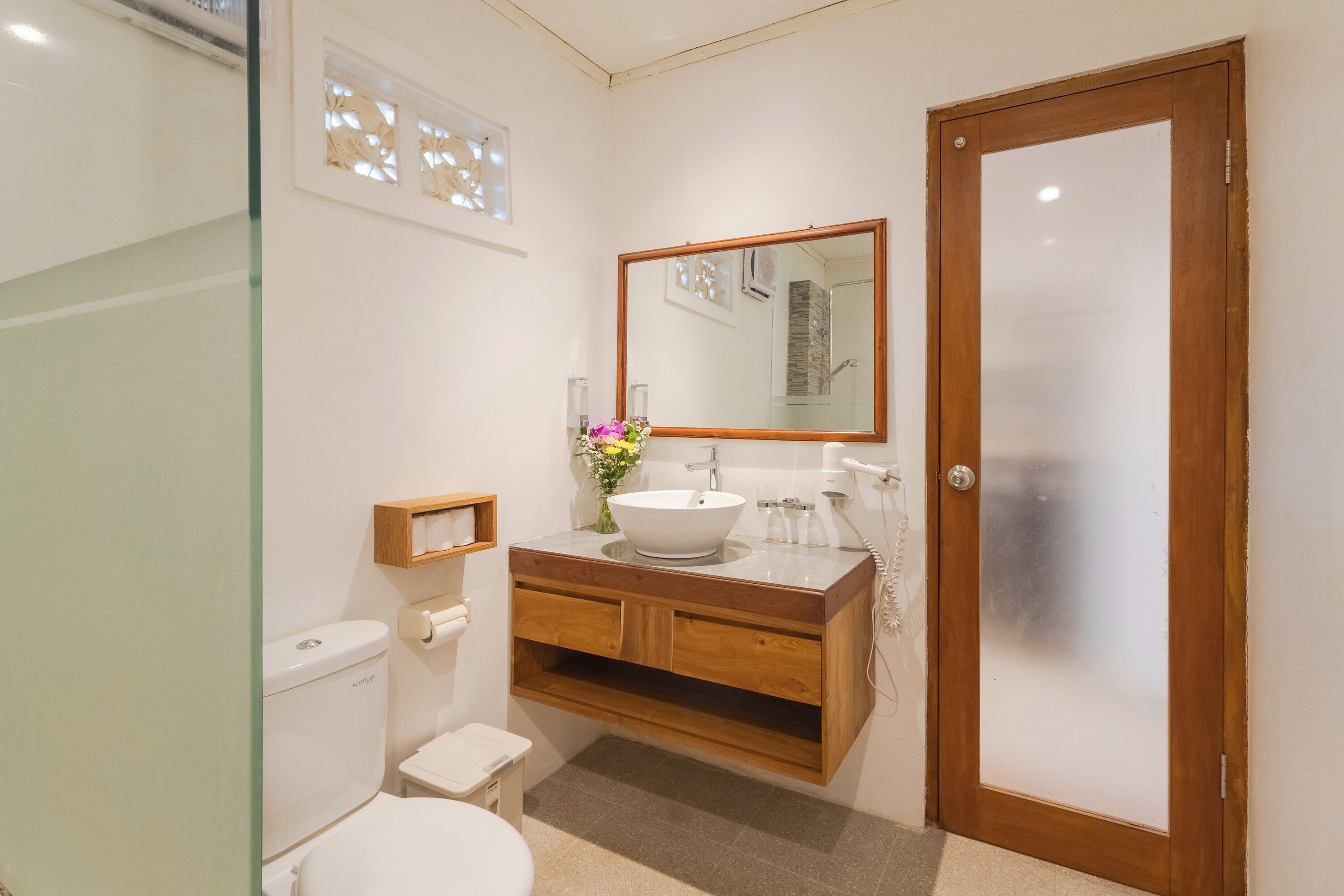 Chambre Deluxe, 1 lit double, cuisine | Salle de bain | Douche, serviettes fournies