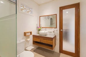 Quarto luxo, 1 cama de casal, cozinha | Banheiro | Chuveiro, toalhas de banho