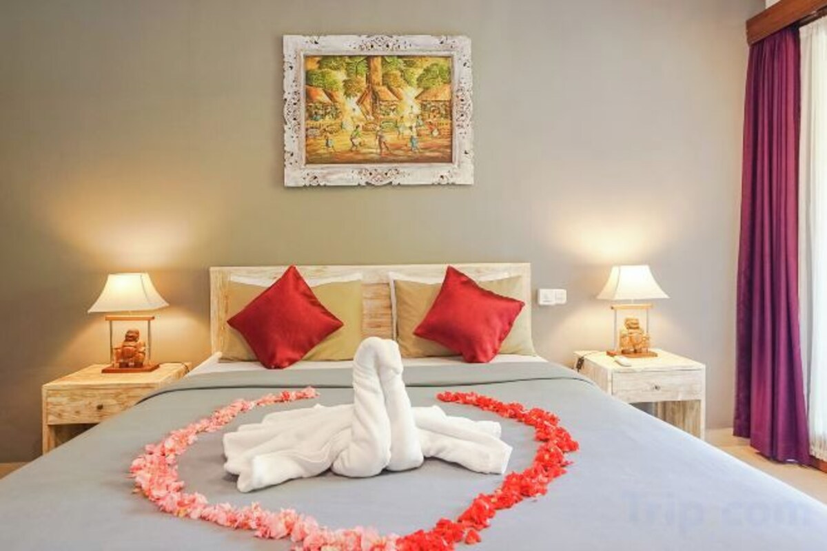 In-room safe, desk, WiFi (free), bed sheets