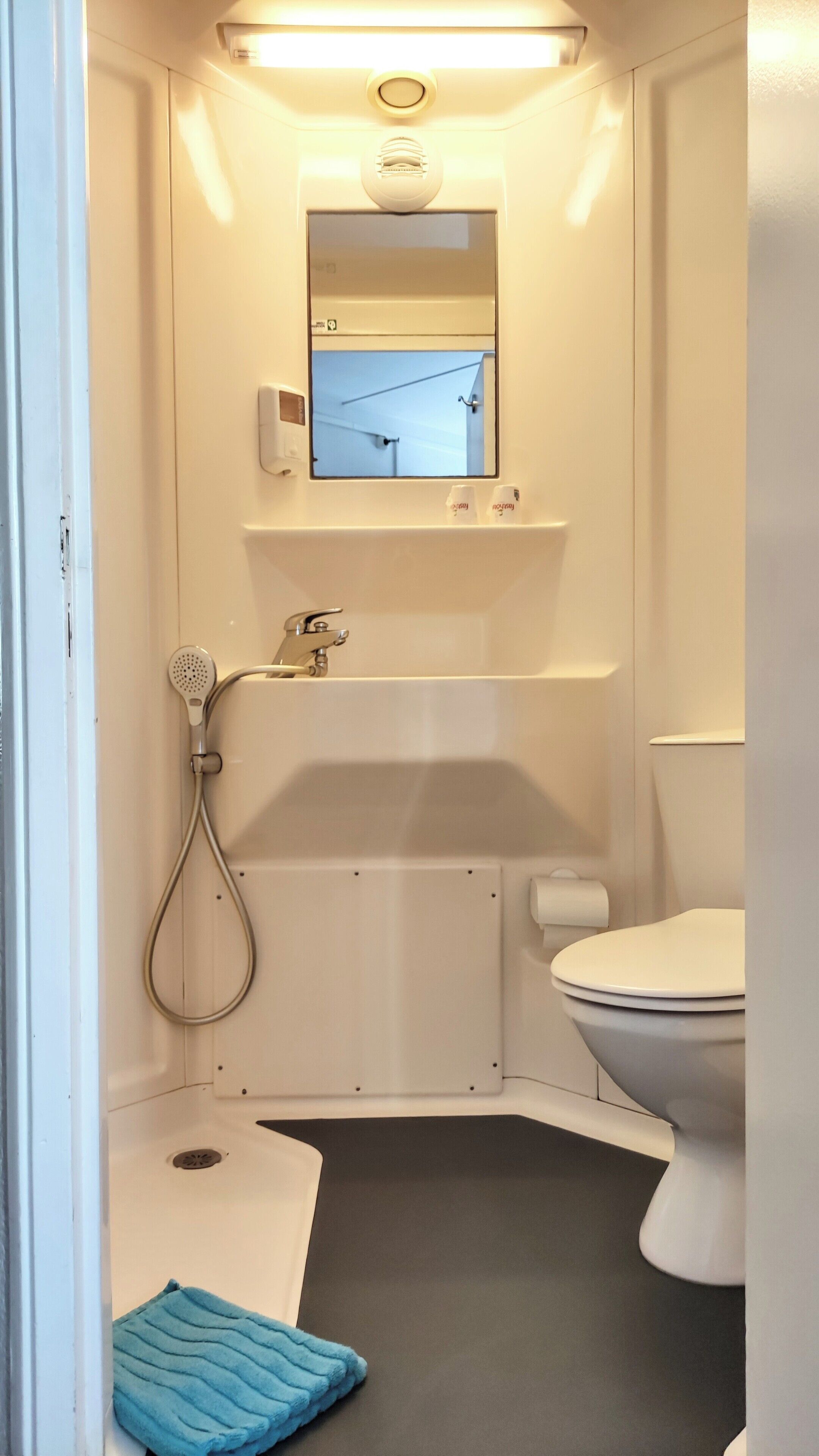 twin room | bathroom | shower, towels, soap