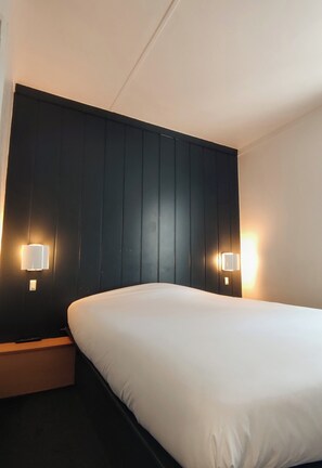 Economy Double Room | 1 bedroom, desk, blackout drapes, free WiFi - Fasthotel Laval (Laval)
