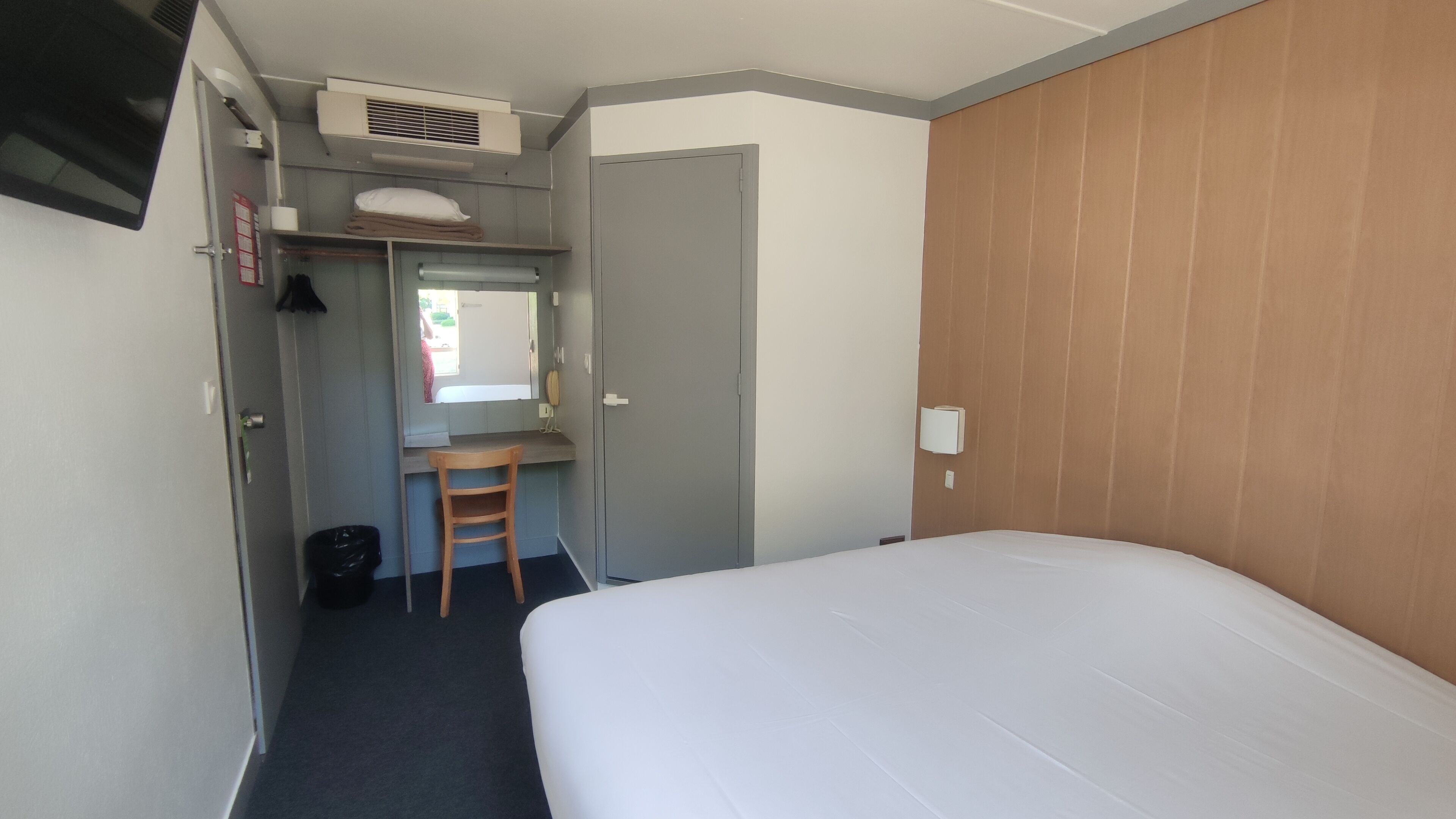 economy double room | 1 bedroom, desk, blackout curtains, free wifi