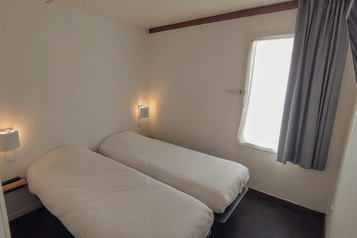 Twin Room | 1 bedroom, desk, blackout drapes, WiFi (free)