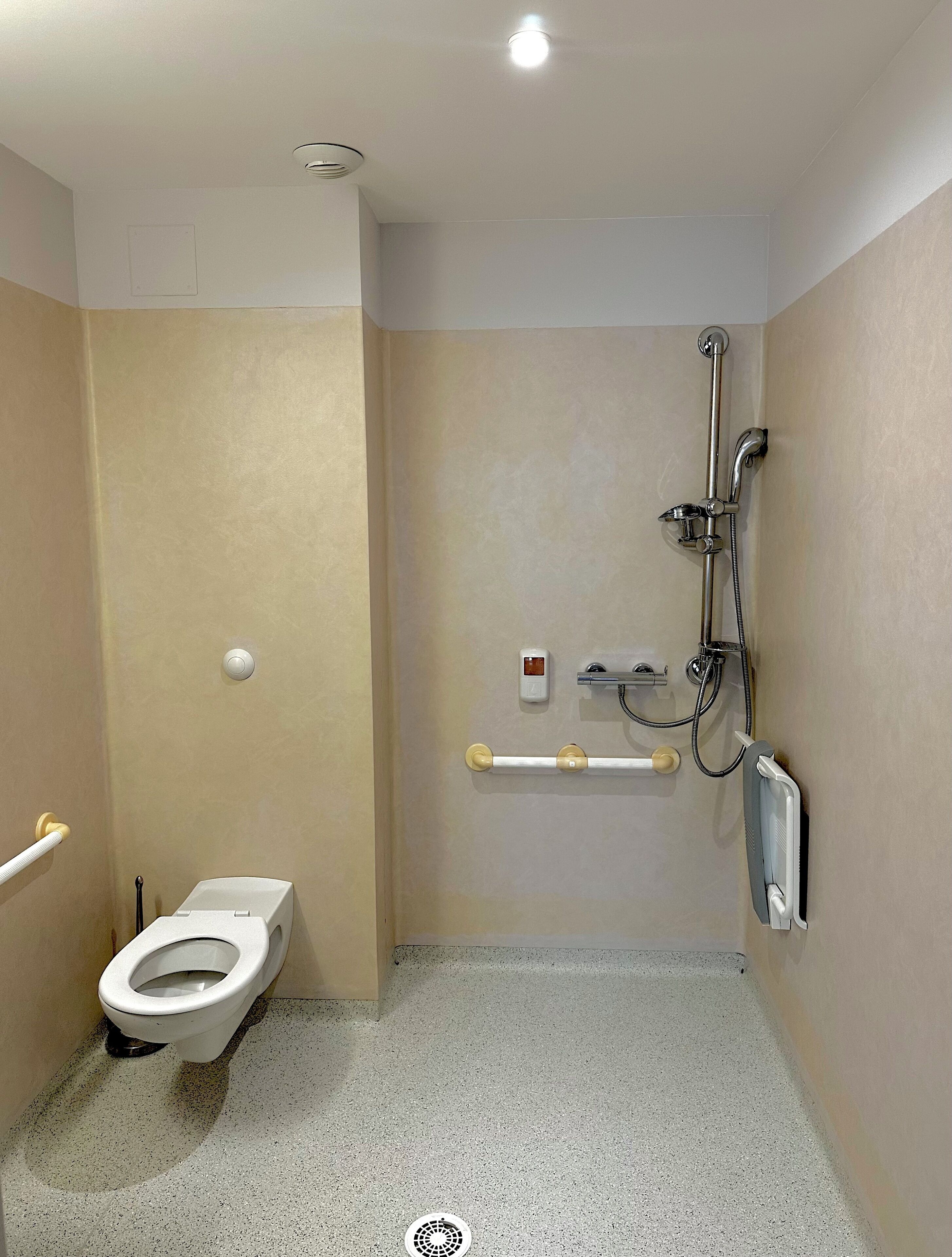 comfort room | 1 bedroom, desk, blackout curtains, free wifi