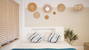 Un dormitorio con cama, ventana con persianas y decoración de pared que incluye tapices tejidos y un espejo.