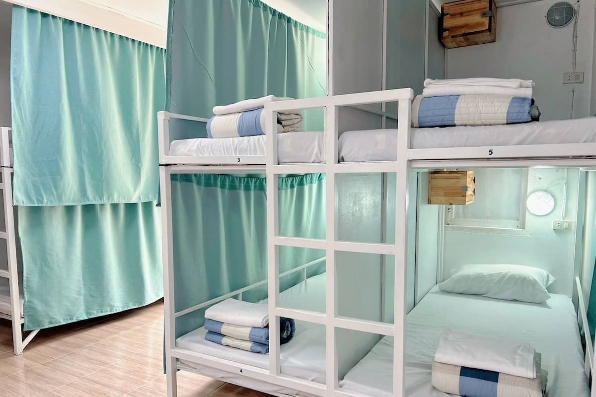 Caja de seguridad en la habitación, cortinas blackout y insonorización