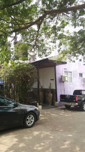 Interior entrance - Hotel President (Accra)