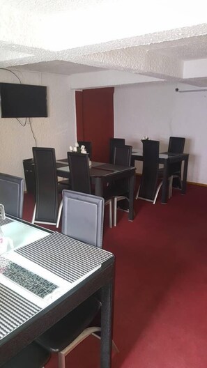 Breakfast, lunch and dinner served - Hotel President (Accra)