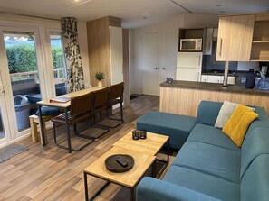 Deluxe Lodge, 3 Bedrooms, Veranda | Wohnbereich