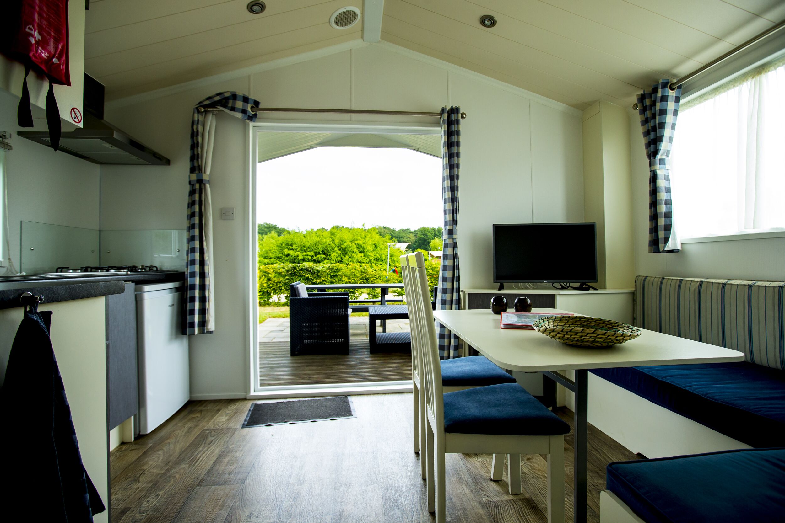 Standard Lodge, 2 Bedrooms, Veranda | Woonruimte