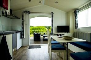 Standard Lodge, 2 Bedrooms, Veranda | Living area