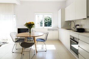 Apartamento urbano, 2 quartos | Cozinha privada | Geladeira grande, micro-ondas, fogão, cooktop