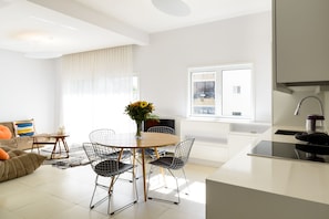 Apartamento urbano, 2 quartos | Opções para refeição no quarto