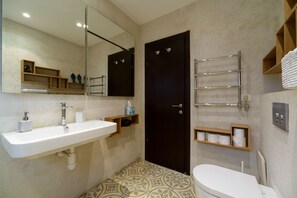 Appartement Ville, 2 chambres | Salle de bain | Douche, articles de toilette gratuits, sĂšche-cheveux