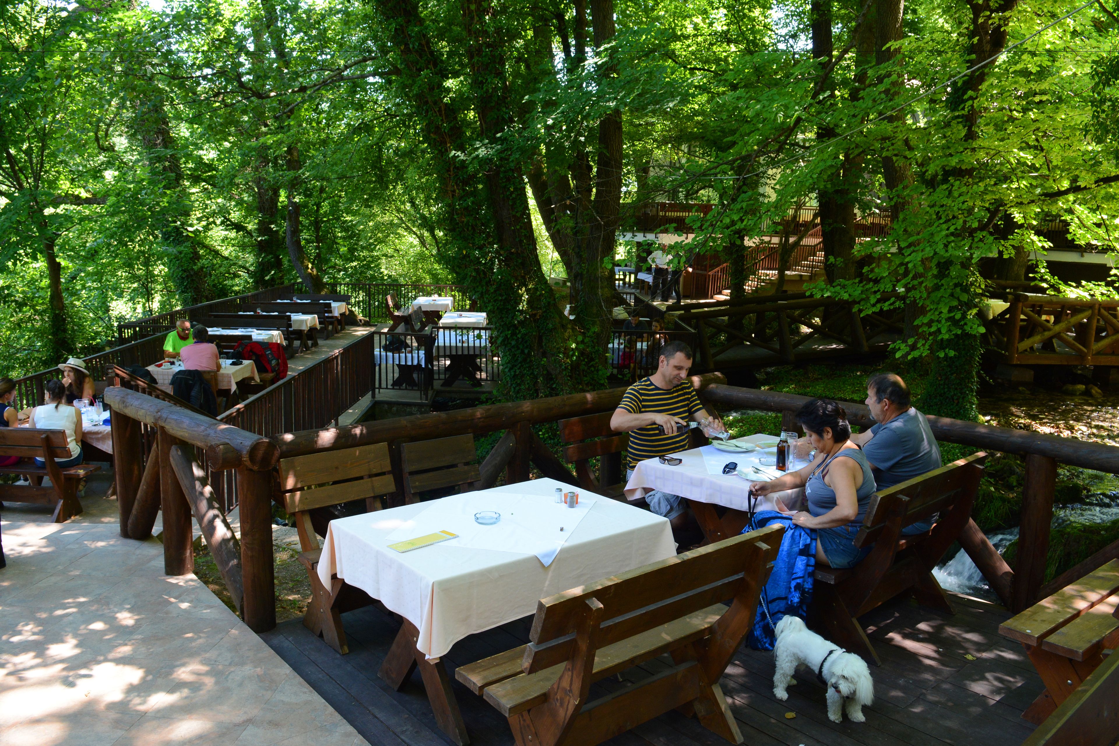 Se sirven desayunos, almuerzos y cenas; cocina local