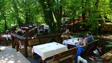 Se sirven desayunos, almuerzos y cenas; cocina local
