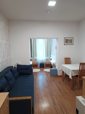 Studio | Minibaari, tallelokero huoneessa, yksilöllisesti kalustettu, työpöytä