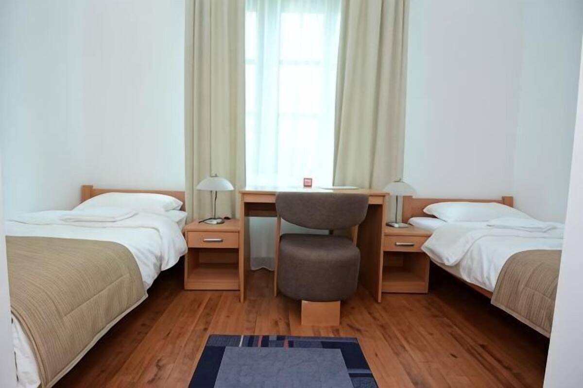 Minibar, coffres-forts dans les chambres, ameublement personnalisé