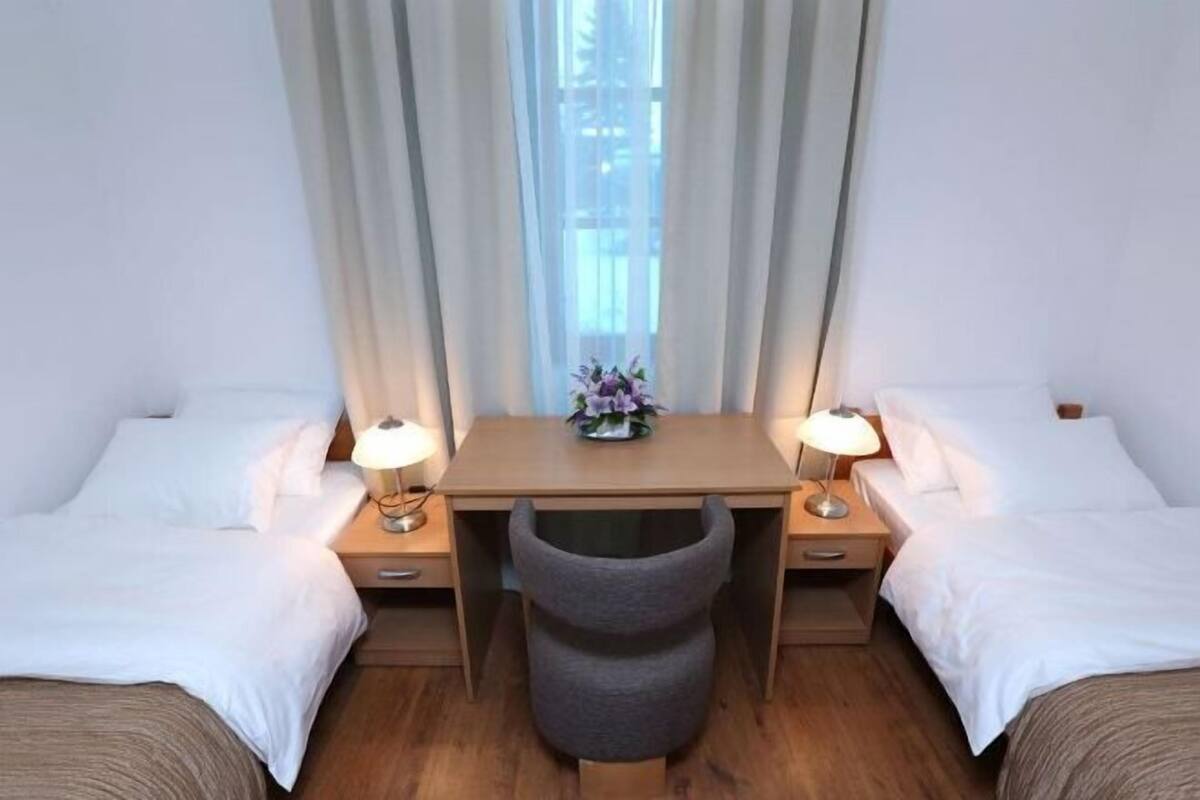 Minibar, coffres-forts dans les chambres, ameublement personnalisé