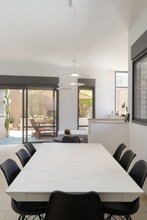 Apartment, 4 Schlafzimmer, Terrasse, Meerseite | Esszimmer