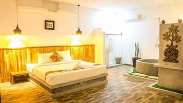 Junior Suite (King) | Free minibar items, desk, soundproofing, free WiFi