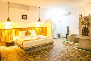 Junior Suite (King) | Free minibar items, desk, soundproofing, free WiFi - Boreirom Teuk Chhou Resort (Kampot)