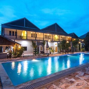 Outdoor pool - Boreirom Teuk Chhou Resort (Kampot)