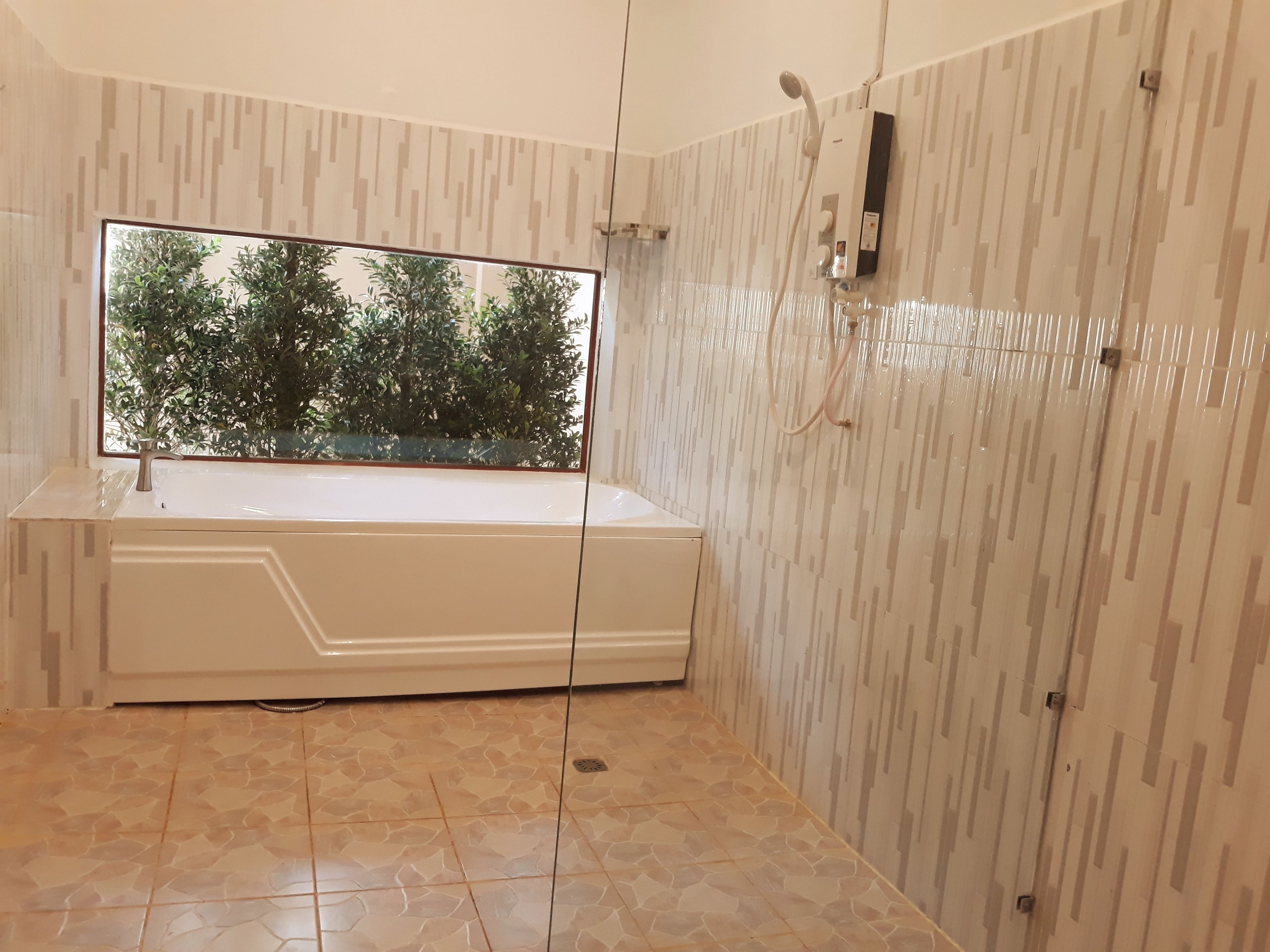 Premium Suite, 1 Queen Bed | Bathroom