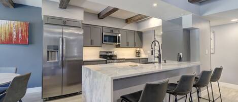 Réfrigérateur, micro-ondes, four, plaque de cuisson