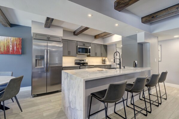 Frigorífico, microondas, horno y placa de cocina