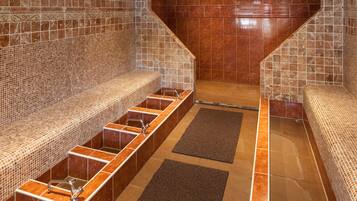 Salas para tratamentos a dois, sauna seca, banheira de hidromassagem