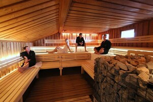 Salas de tratamiento para parejas, un sauna, una bañera de hidromasaje